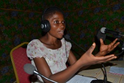 Carine während ihrer Radiosendung